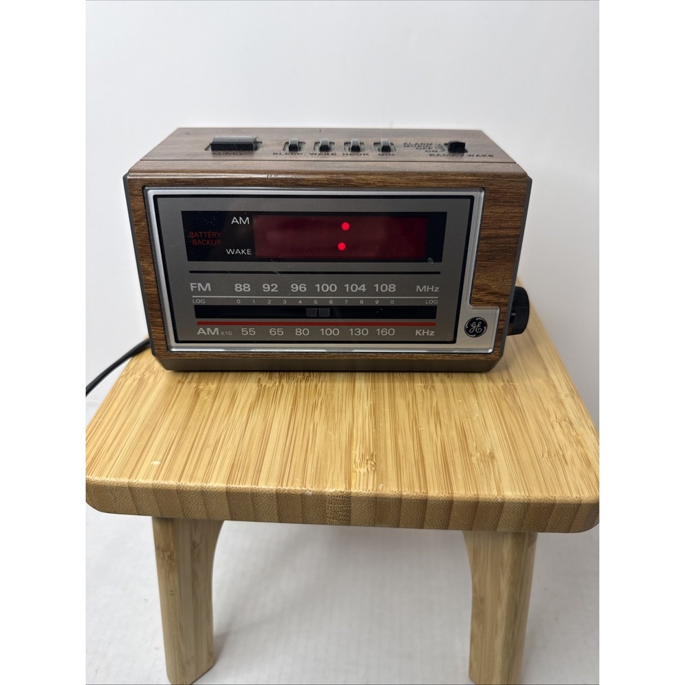 Vintage General Electric GE 7-4601A Digital AM/FM Clock Radio Battery Backup